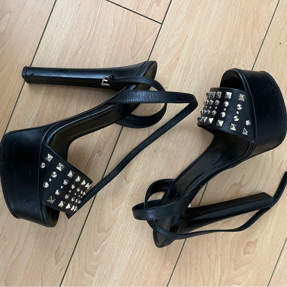 ****SOLD****Gucci Black Studded Platform Heels Sz 36 or 6 - Picture 2 of 3